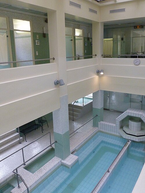 Piscine intérieure de l’établissement thermal de Bains-les-Bains, photographiée en 2014.