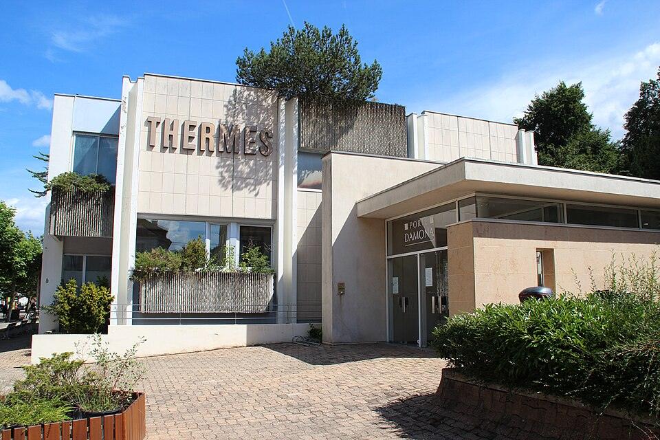 Entrée des thermes de Bourbonne-les-Bains, photographiée en 2013.