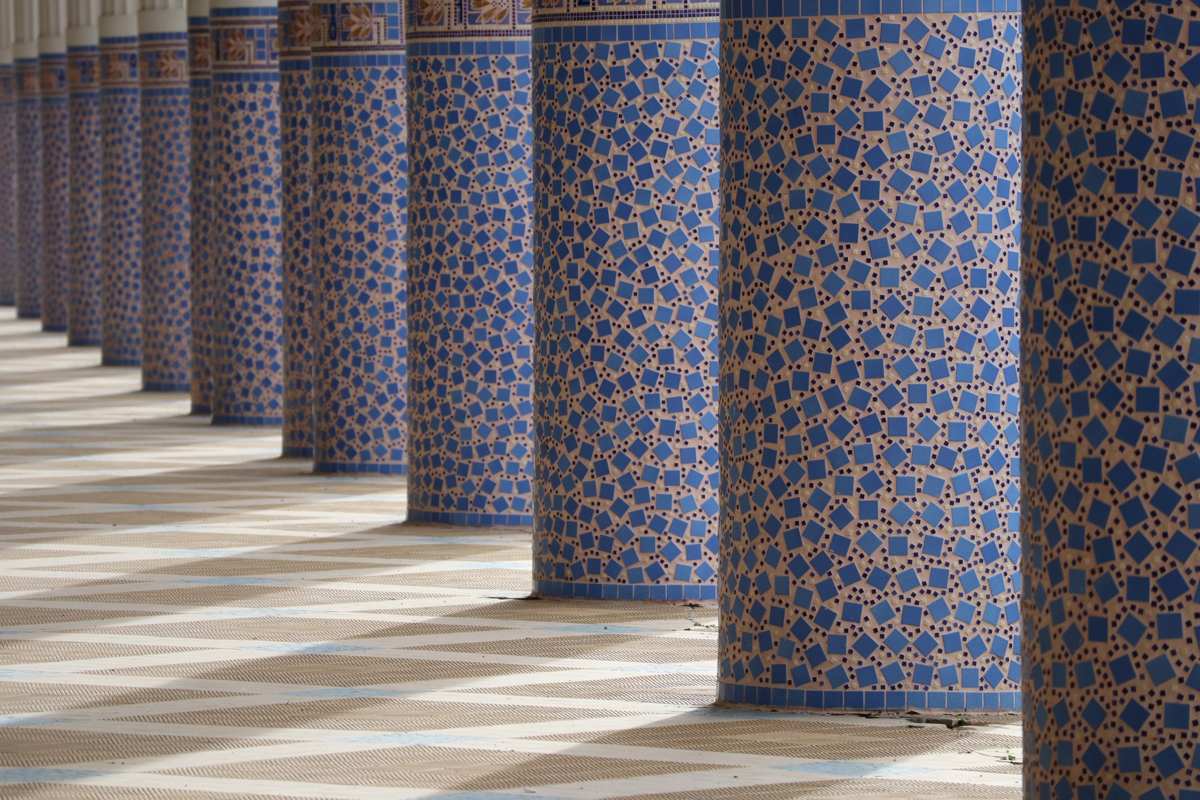 Colonnes et mosaïques des galeries thermales de Contrexéville, photographiées en 2022.
