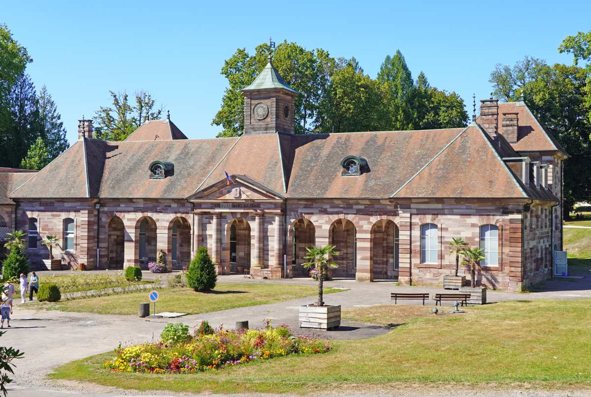 Façade et jardins des thermes de Luxeuil-les-Bains, photographiés en 2020.