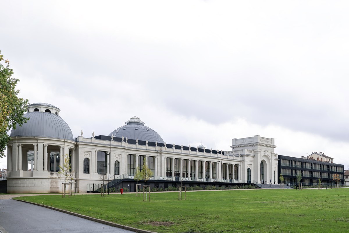 Bâtiment et pelouse de Grand Nancy Thermal, photographiés en octobre 2023.