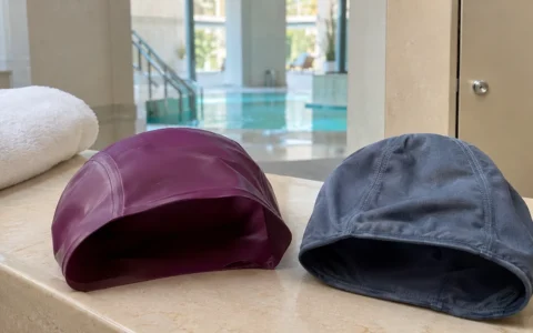 Bonnets de bain au vestiaire thermal
