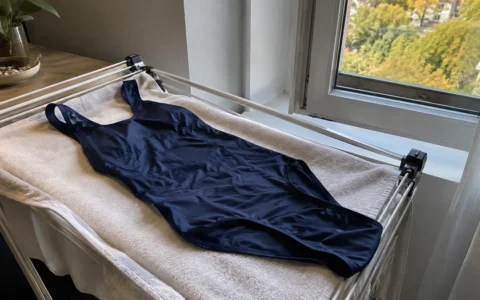 Maillot en séchage dans un logement