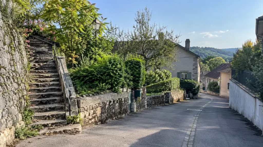 Rue en pente dans une ville