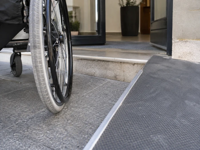 Roue de fauteuil près d’un seuil