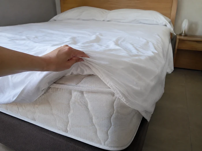 Coin de matelas sous un drap