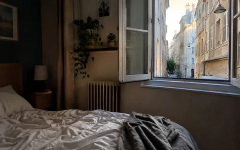 Chambre avec vue sur une rue