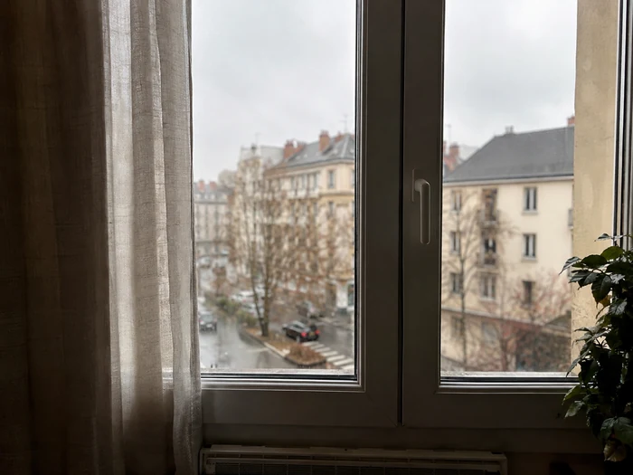 Fenêtre fermée dans une chambre