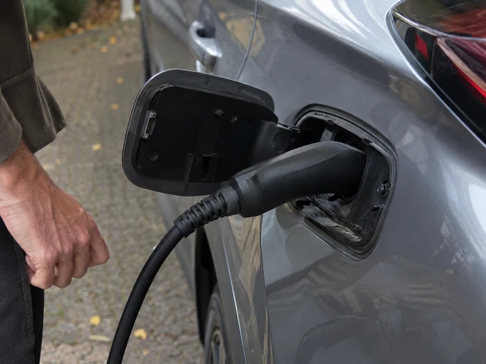 Connecteur relié à une voiture électrique