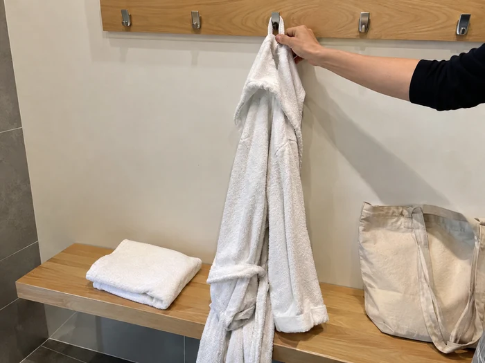 Peignoir suspendu dans un vestiaire thermal