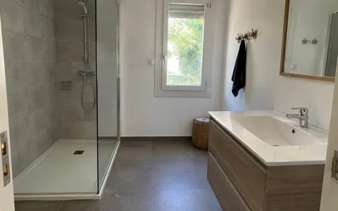 Salle de bains simple de location