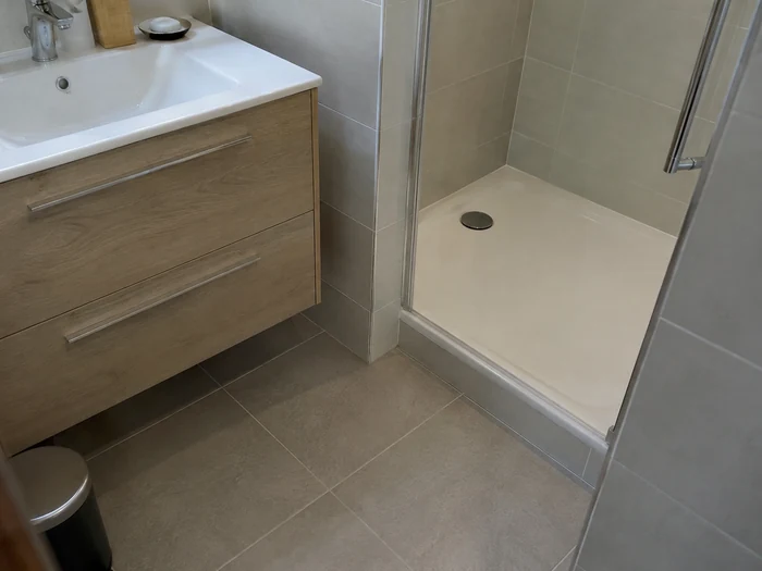 Seuil bas d’une douche de location