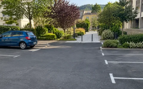 Parking près d’une ville thermale