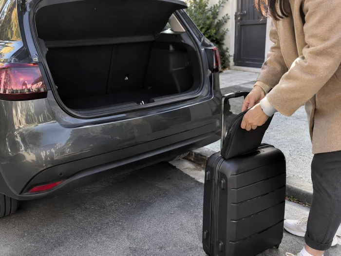 Déchargement d’une valise à l’arrivée