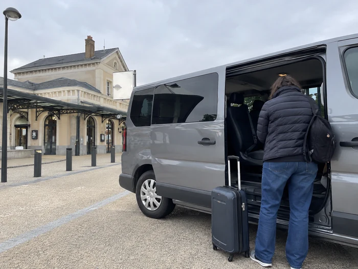 Bagage avant une liaison gare station