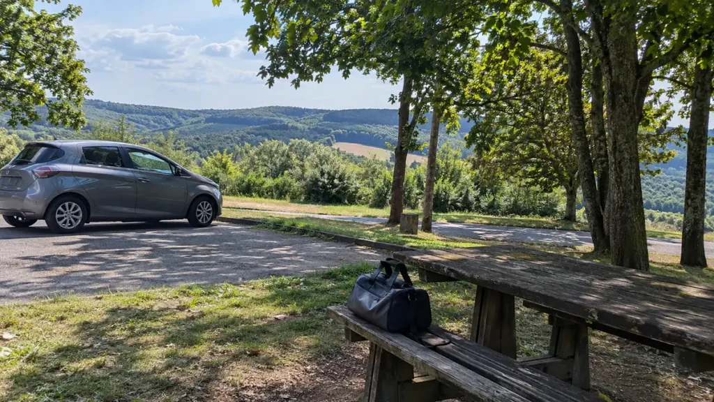Voiture sur une aire de repos