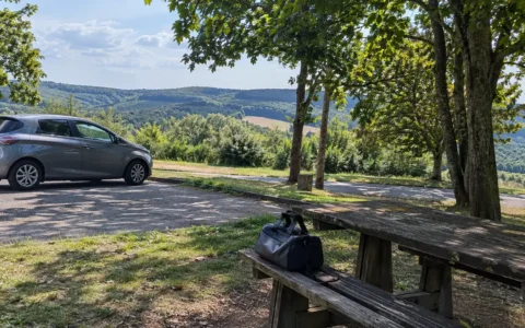Voiture sur une aire de repos