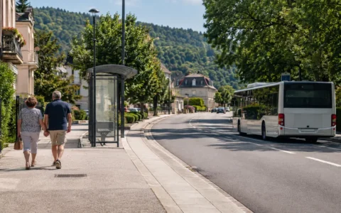 Déplacement à pied en ville thermale
